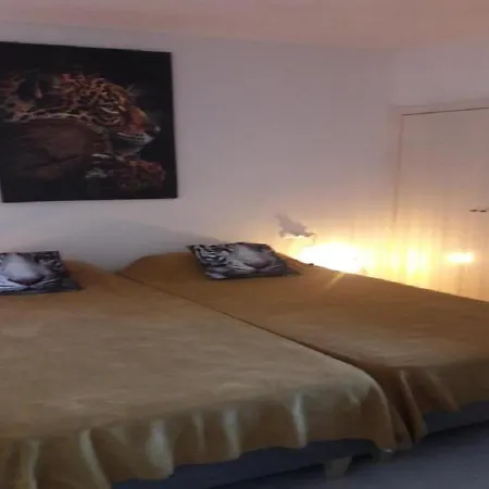 Apartment Oasis: Equipped With Terrace, Pools & Free Amenities *